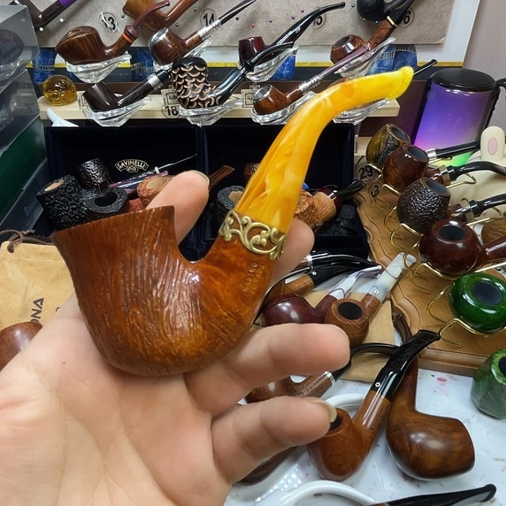 京***少烟斗一件衣服一包纸巾