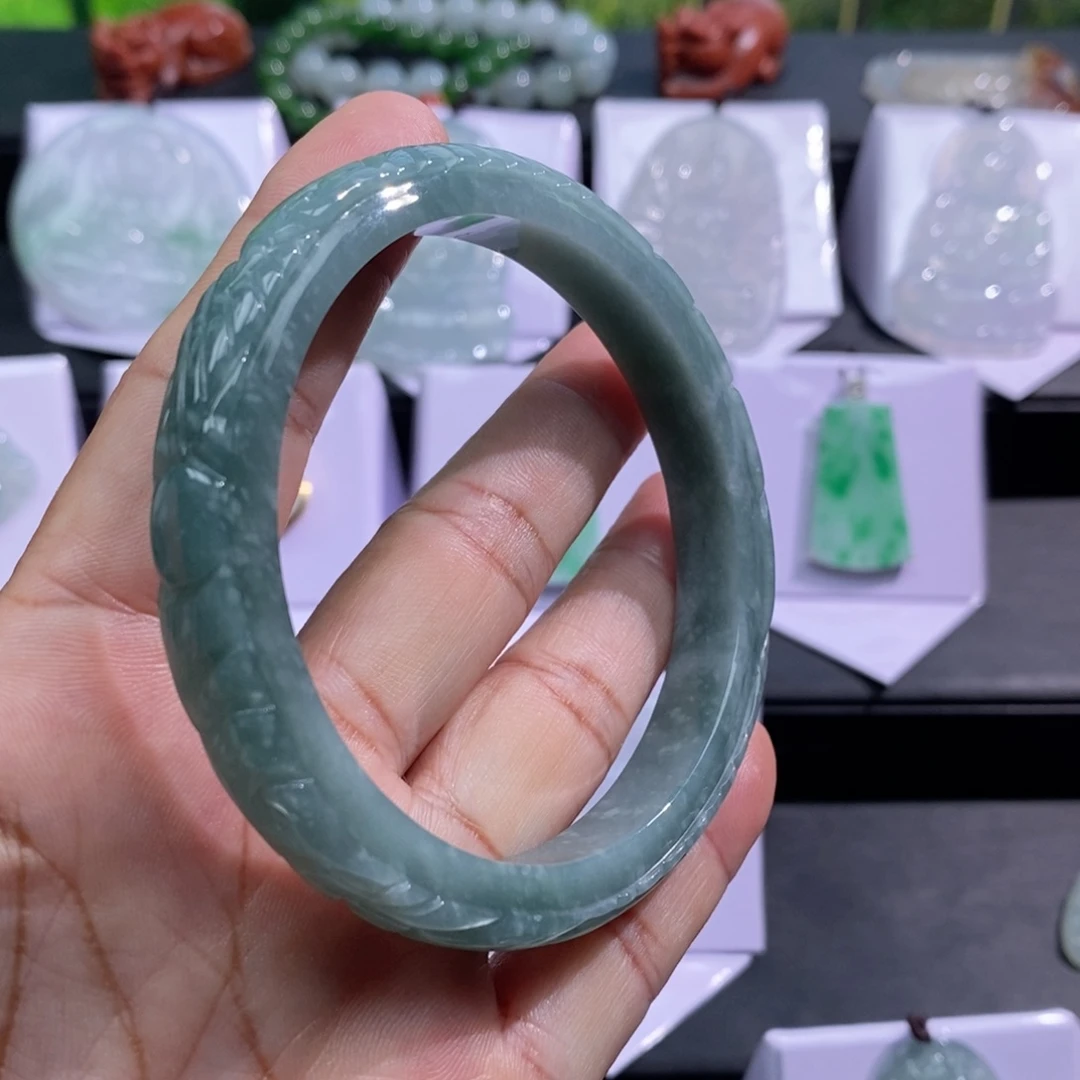 颈饰未镶嵌翡翠手镯