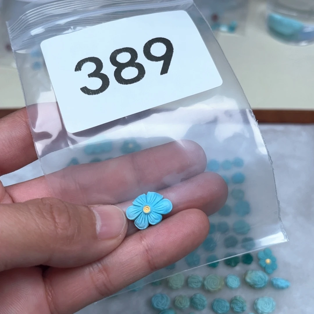 裕***安绿松石未镶嵌珠宝奇石