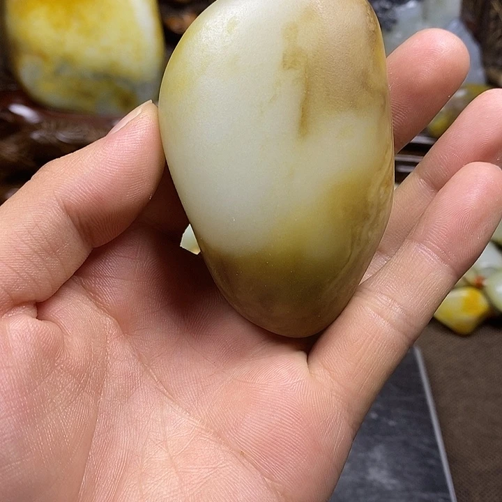 和田玉未镶嵌把件