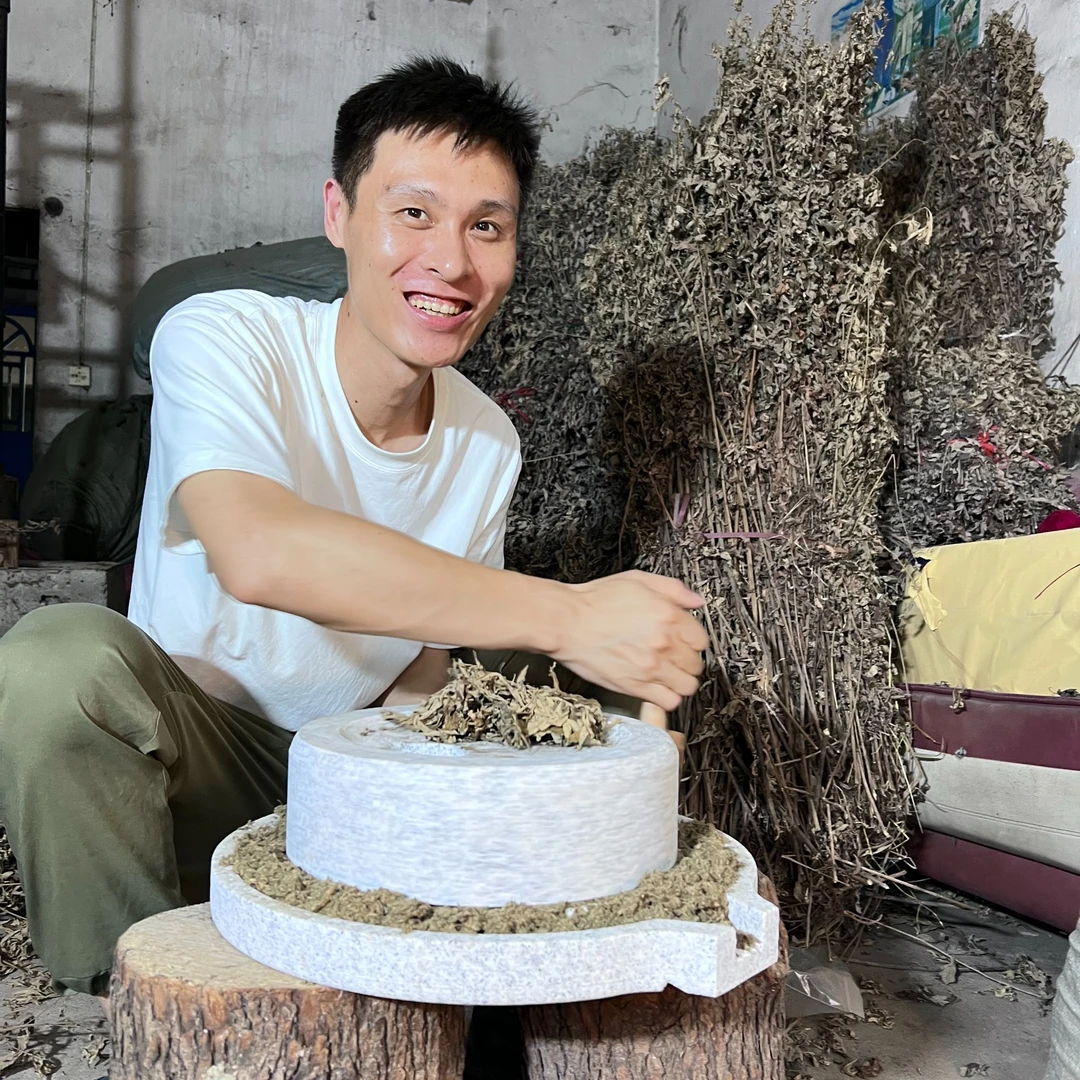 【蕲州】手工石磨艾绒蕲州镇传统古法手工石磨原料艾绒三年蕲春艾条