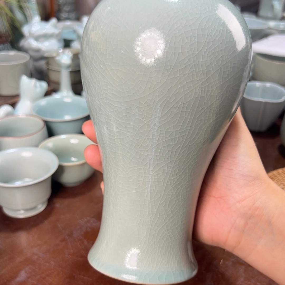 微瑕卵青梅瓶。