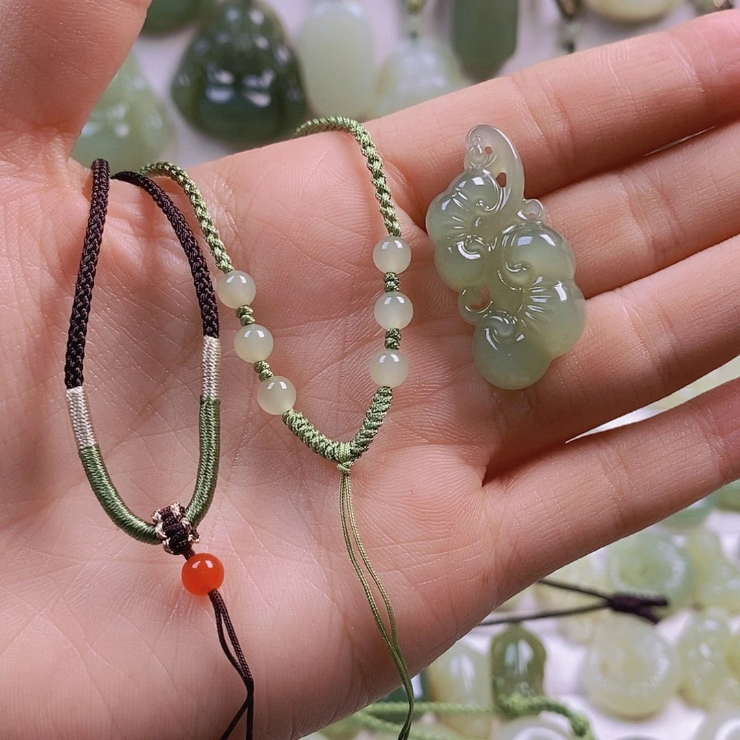 萝****和田玉未镶嵌颈饰