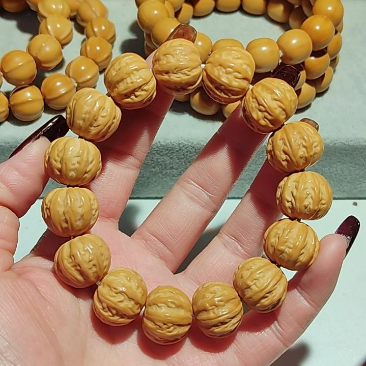 文玩核桃吊坠猴头八棱