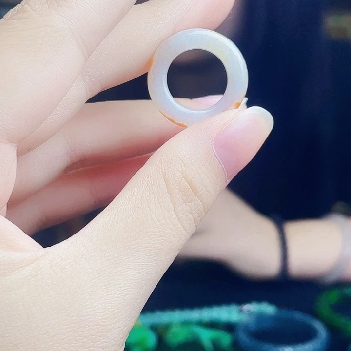 翡翠未镶嵌颈饰多样性