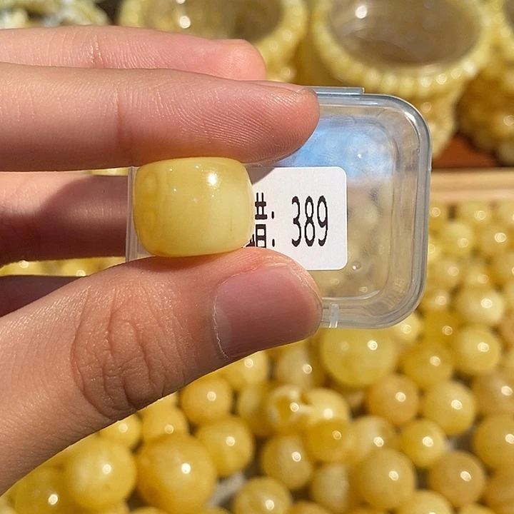 未镶嵌琥珀珠宝奇石微389