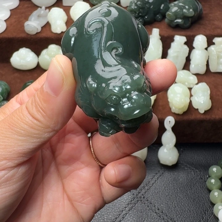 左***岸和田玉未镶嵌把件