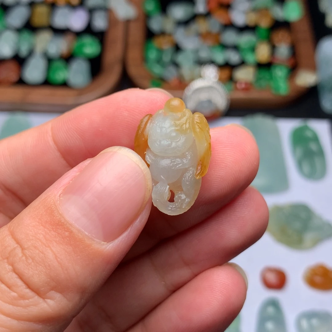 定制翡翠未镶嵌奶龙