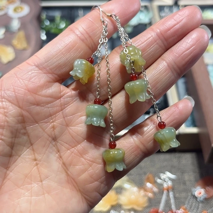 蛇纹石玉未镶嵌耳饰