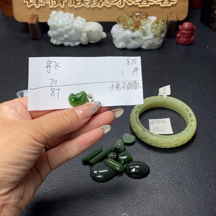 宇***飞和田玉未镶嵌颈饰