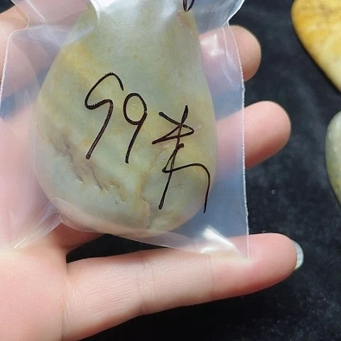 颈饰未镶嵌和田玉（糖玉）