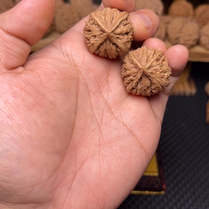 文玩核桃吊坠四棱