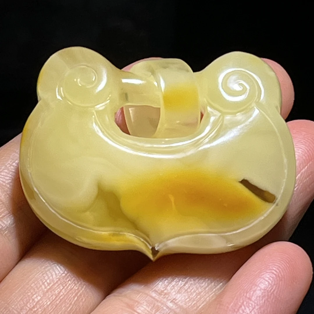 天然蜜蜡平安锁 一面留皮 镂空雕刻