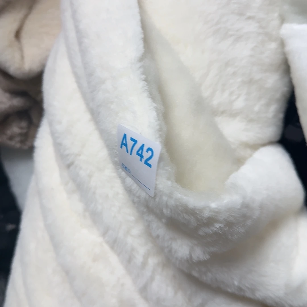 白色高密兔毛加棉24元3米742