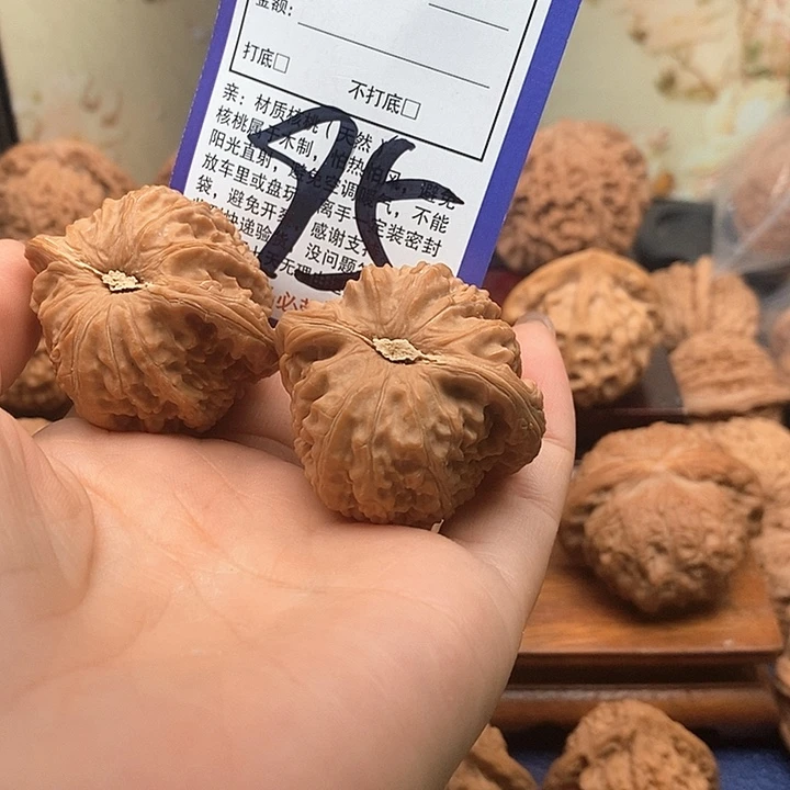 吊坠桃核白狮子头40