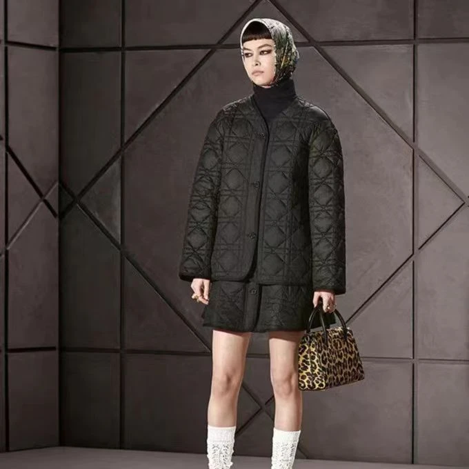 虎儿 4-1144 藤格纹V领蜜蜂刺绣棉服外套