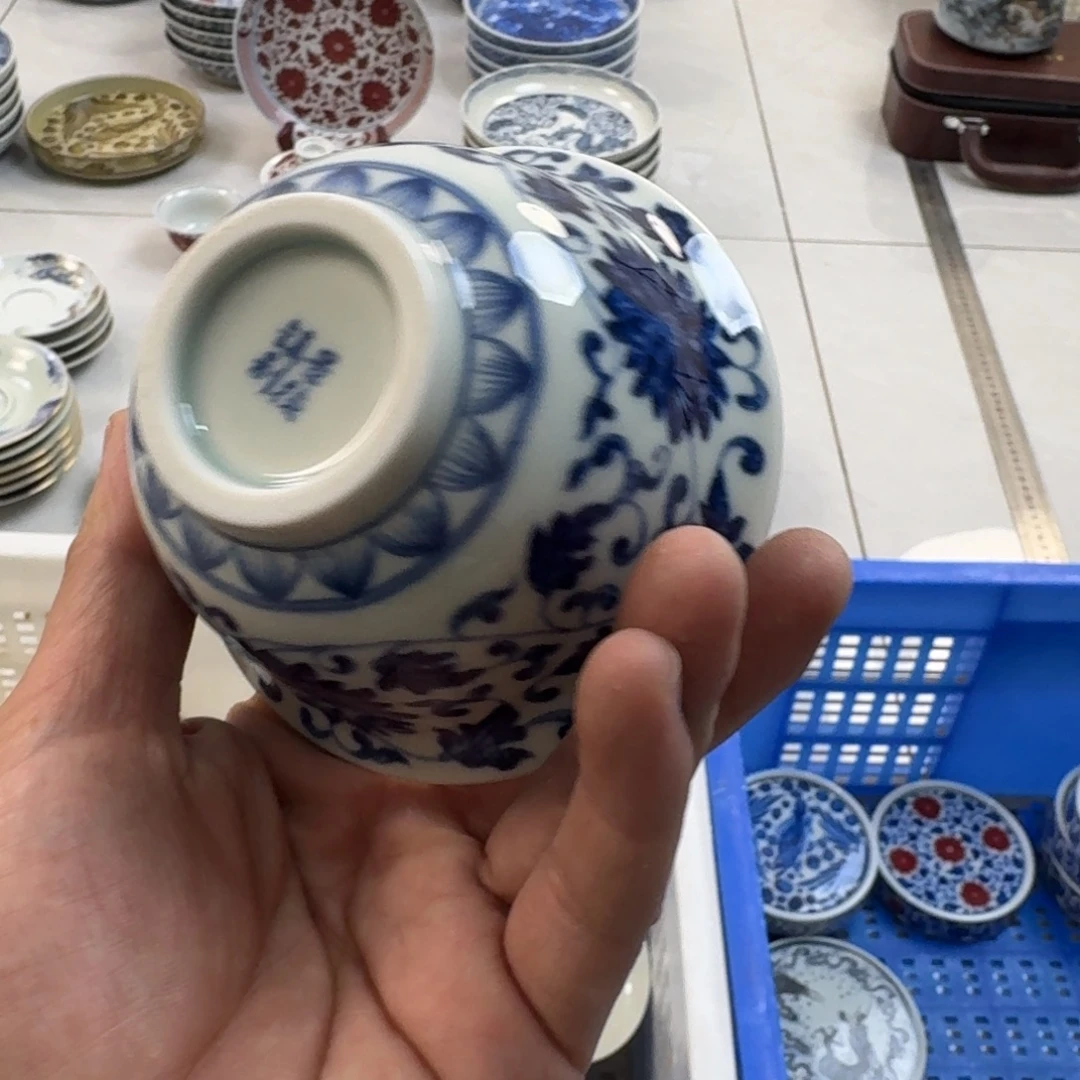 摆件陶青花缠枝莲大压手