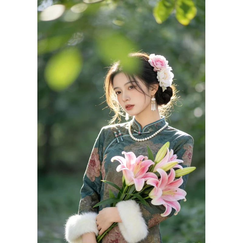 1549 复古蓝 【牡丹花开】 袖口白毛 旗袍