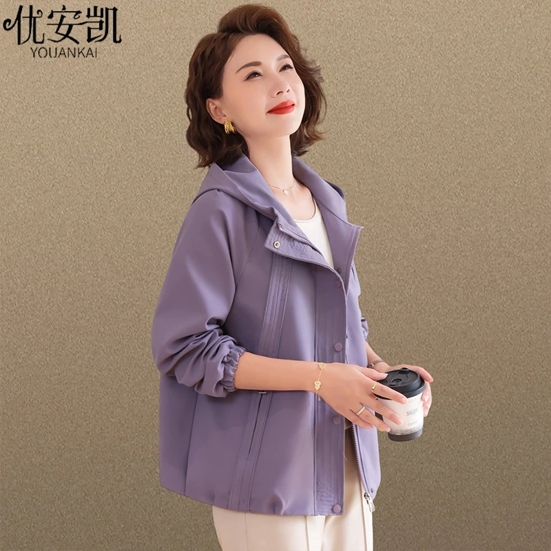 50多岁妈妈秋装外套2025新款中老年女春秋夹克贵夫人洋气大码风衣
