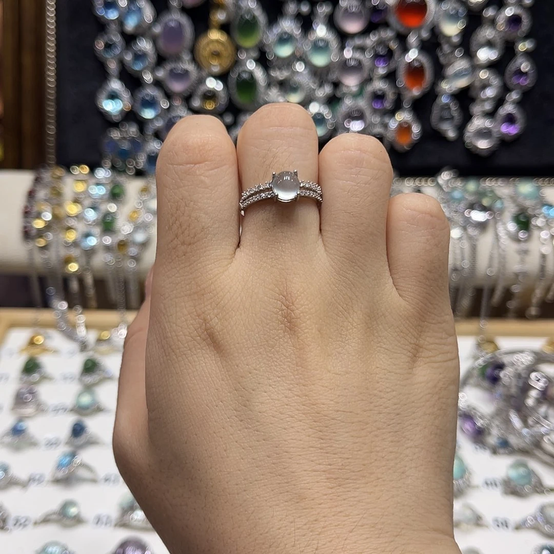 银S925镶嵌蛇纹石玉戒指何**.