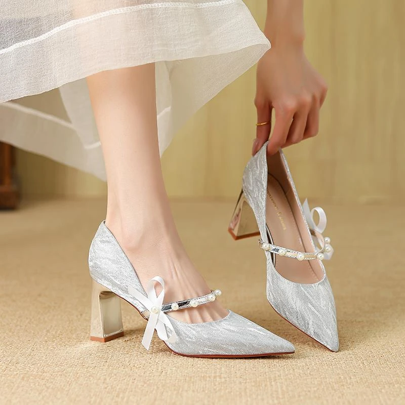 银色高跟鞋女2025新款水晶亮片新娘婚鞋粗跟一字带珍珠蝴蝶结单鞋