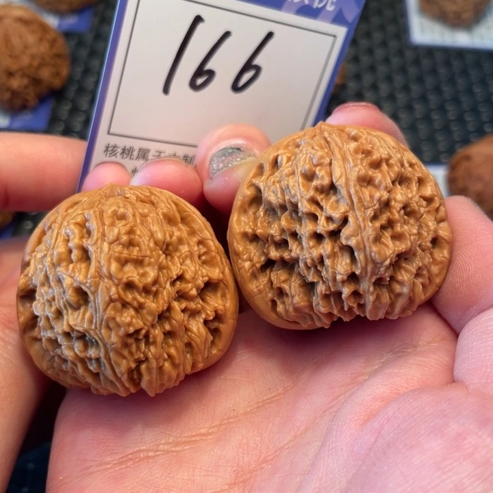 桃核把件40南疆石166。。。