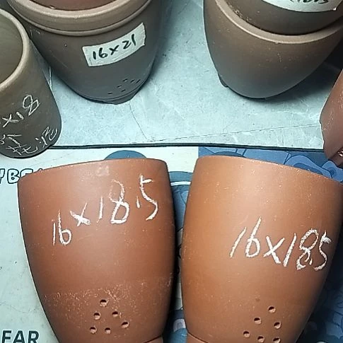 红泥三角两个花盆