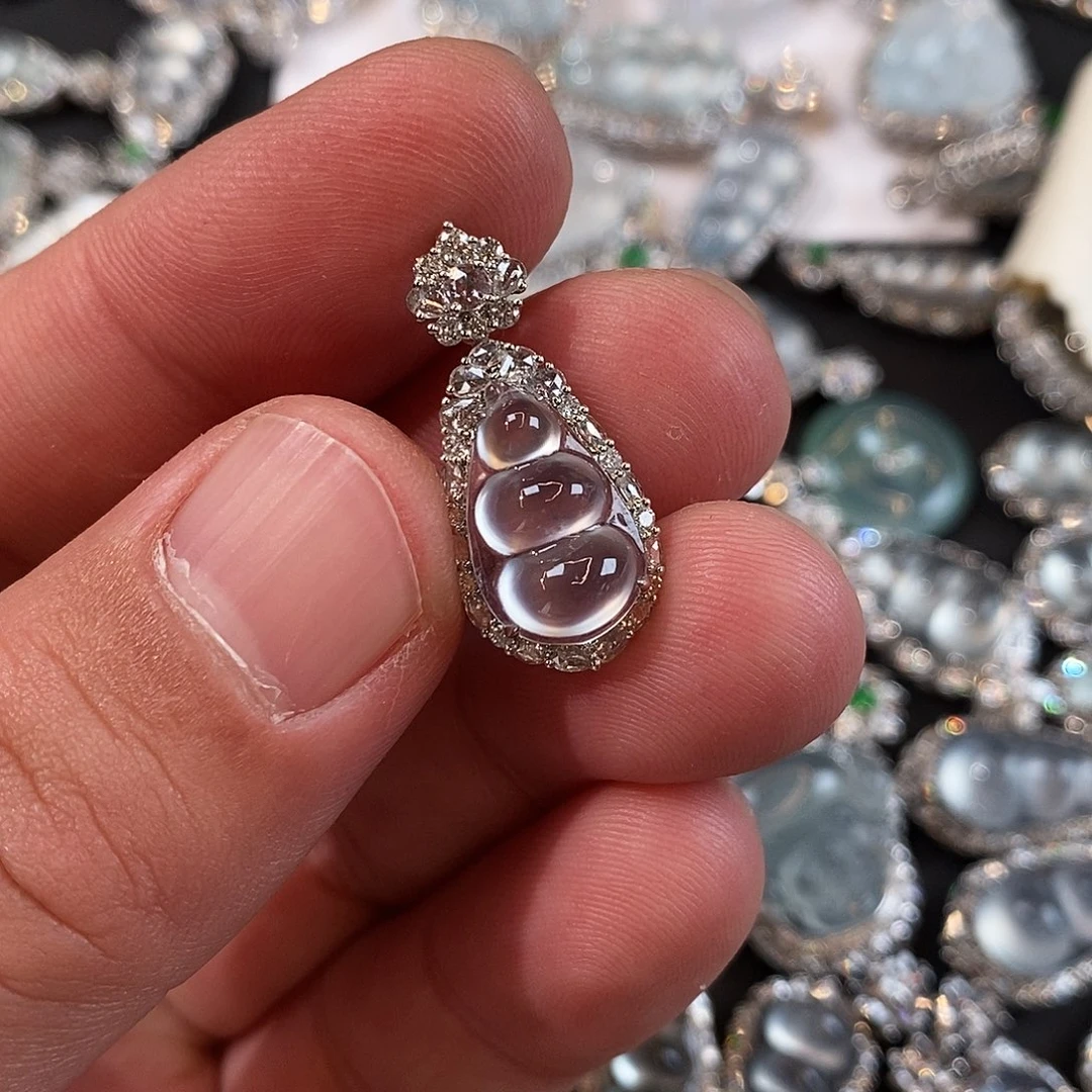 木***杨翡翠18K金镶嵌颈饰豆子