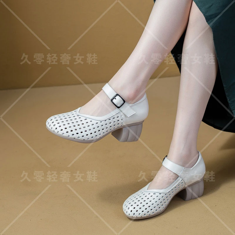 25235夏季真皮洞洞鞋2025新款浅口透气镂空粗跟凉鞋防滑软底女鞋