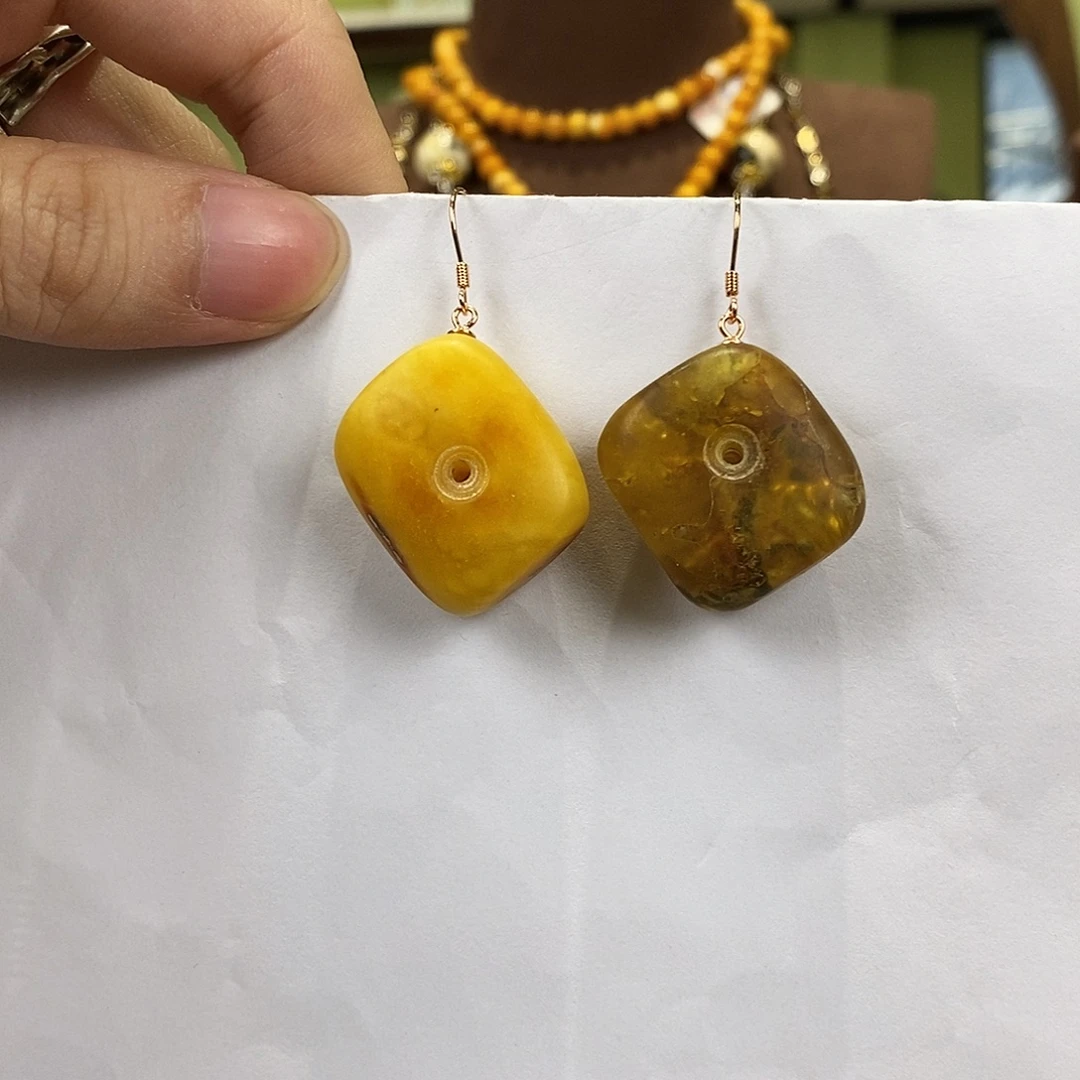 琥珀未镶嵌颈饰多人