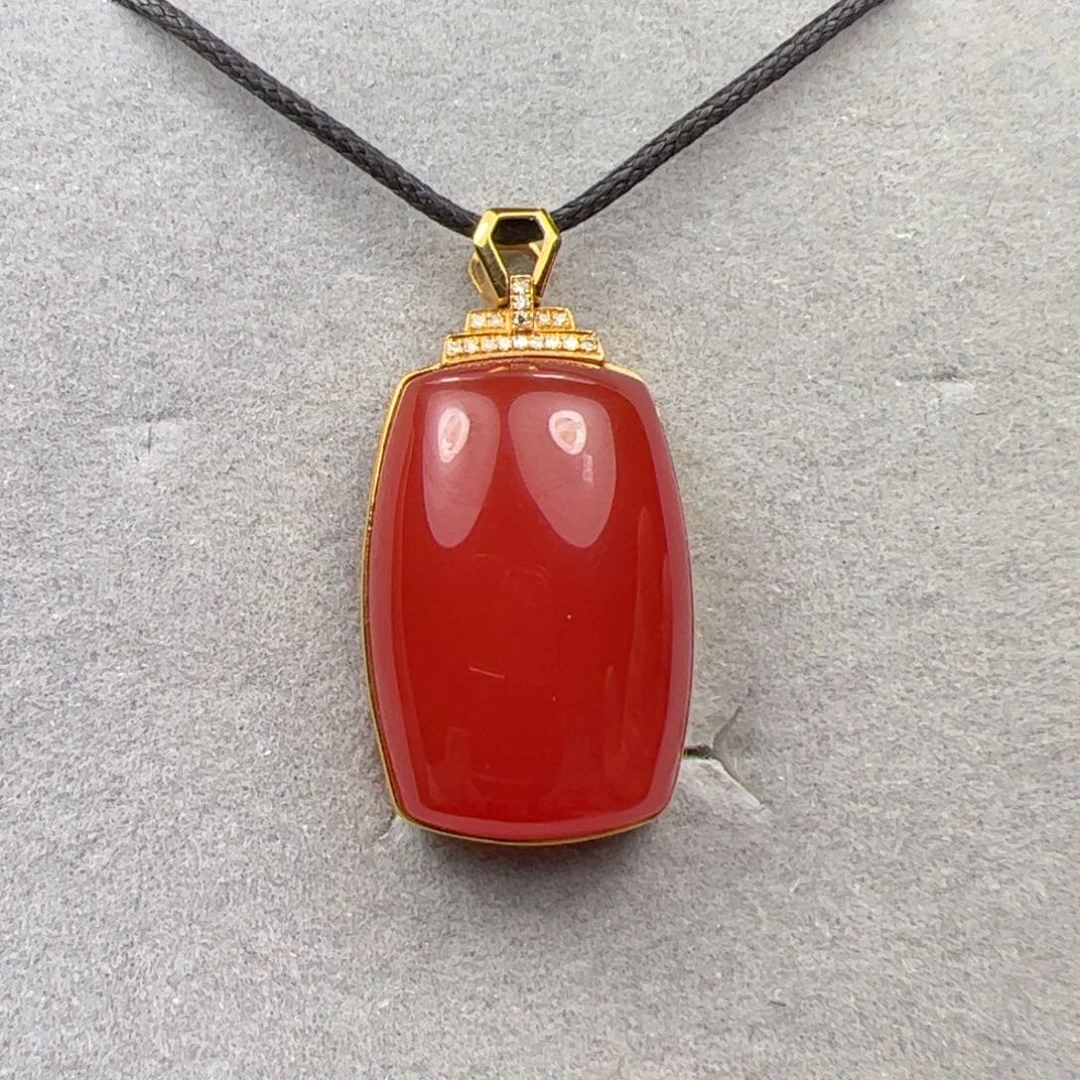 18K金镶嵌吊坠南红玛瑙