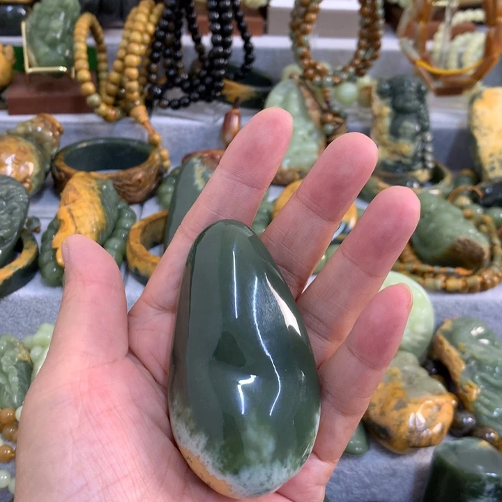 艾***乎岫岩河磨玉（透闪石质玉）未镶嵌把件
