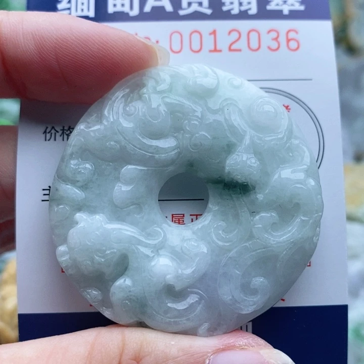 翡翠未镶嵌颈饰一