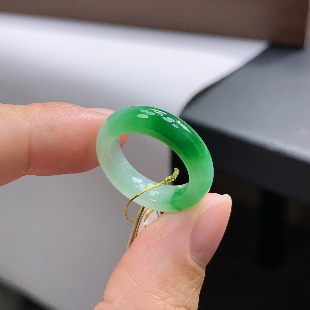 7圈口天然缅甸翡翠A货白底阳绿翡翠戒指15*5.4*3.6mm