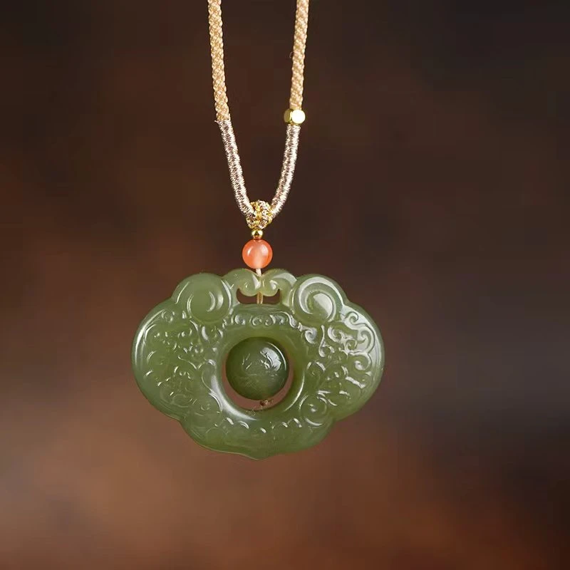 【鑫浩矿业】新疆和田玉-沙枣青如意锁吊坠挂件一件