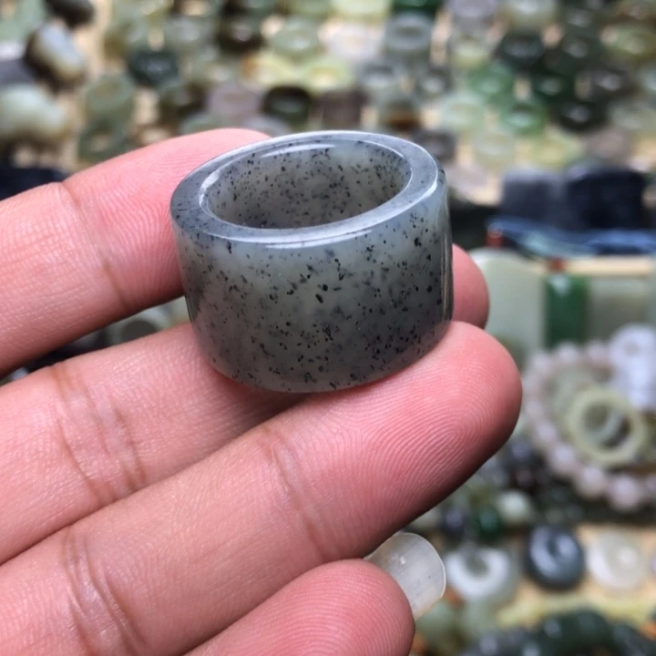 吾***意和田玉未镶嵌颈饰