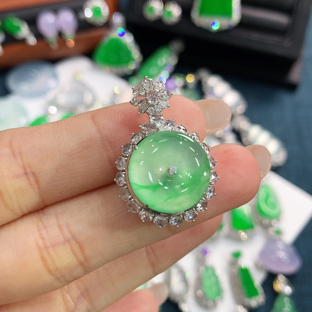 翡翠18K金镶嵌颈饰