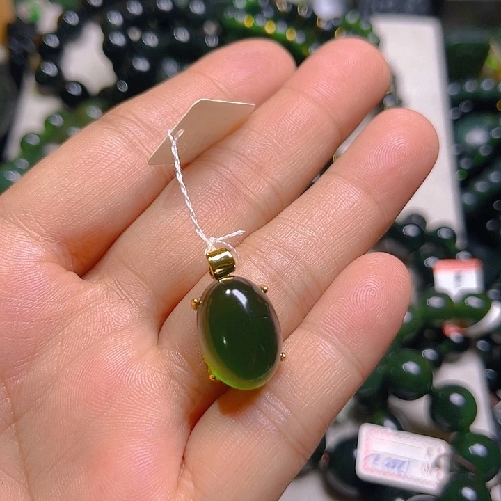 蛇纹石玉未镶嵌颈饰