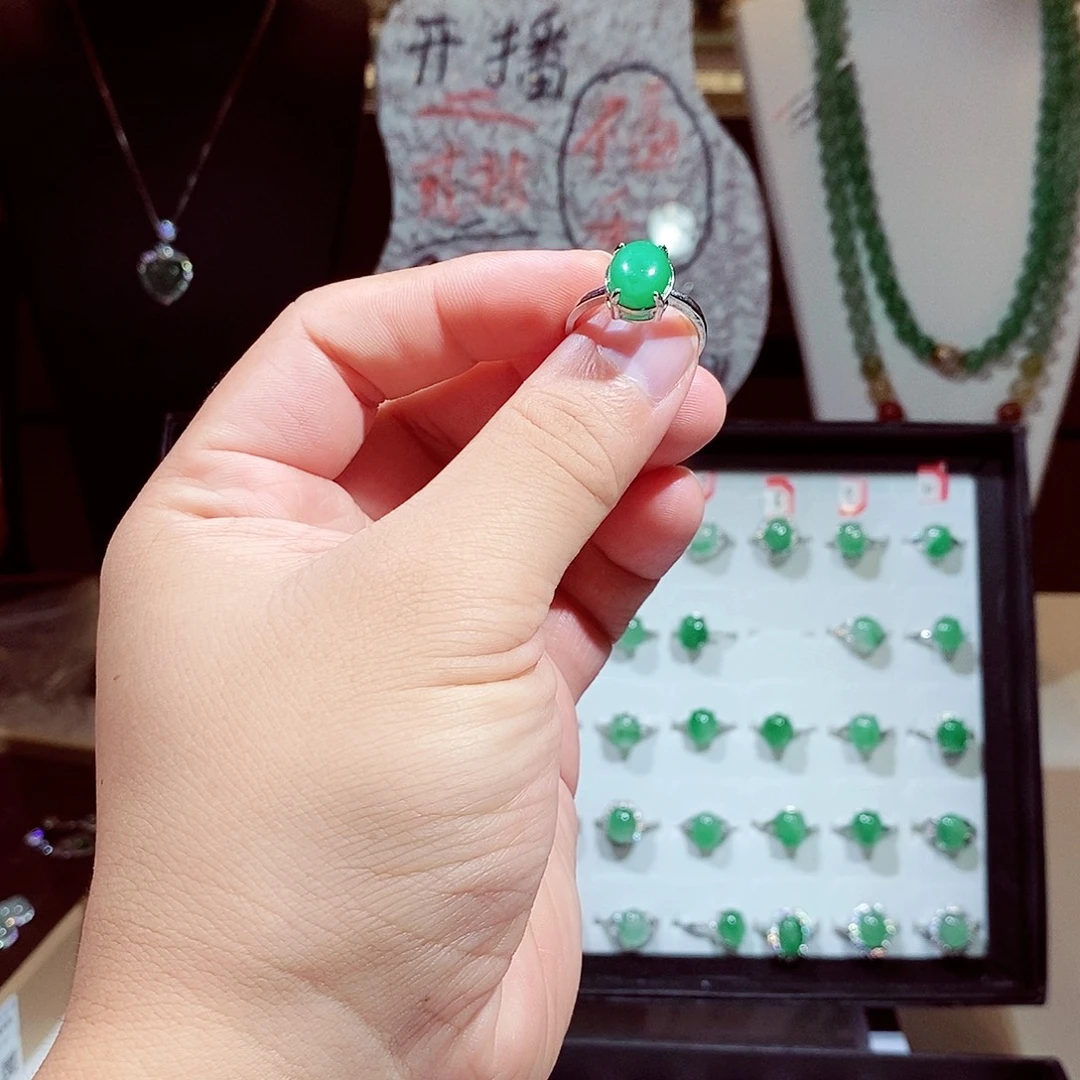 吴***利石英质玉（非洲翠）未镶嵌耳钉