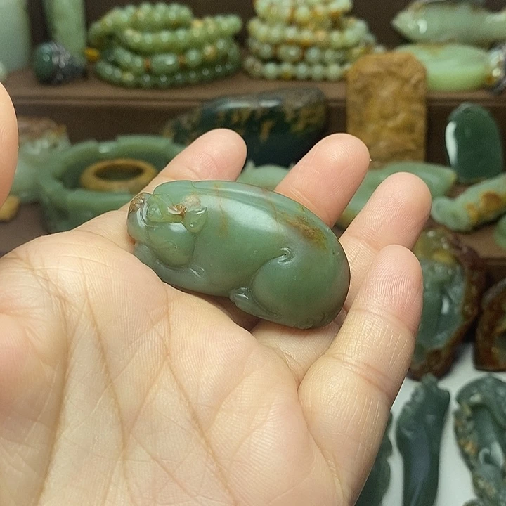 开***。颈饰未镶嵌岫岩河磨玉（透闪石质玉）