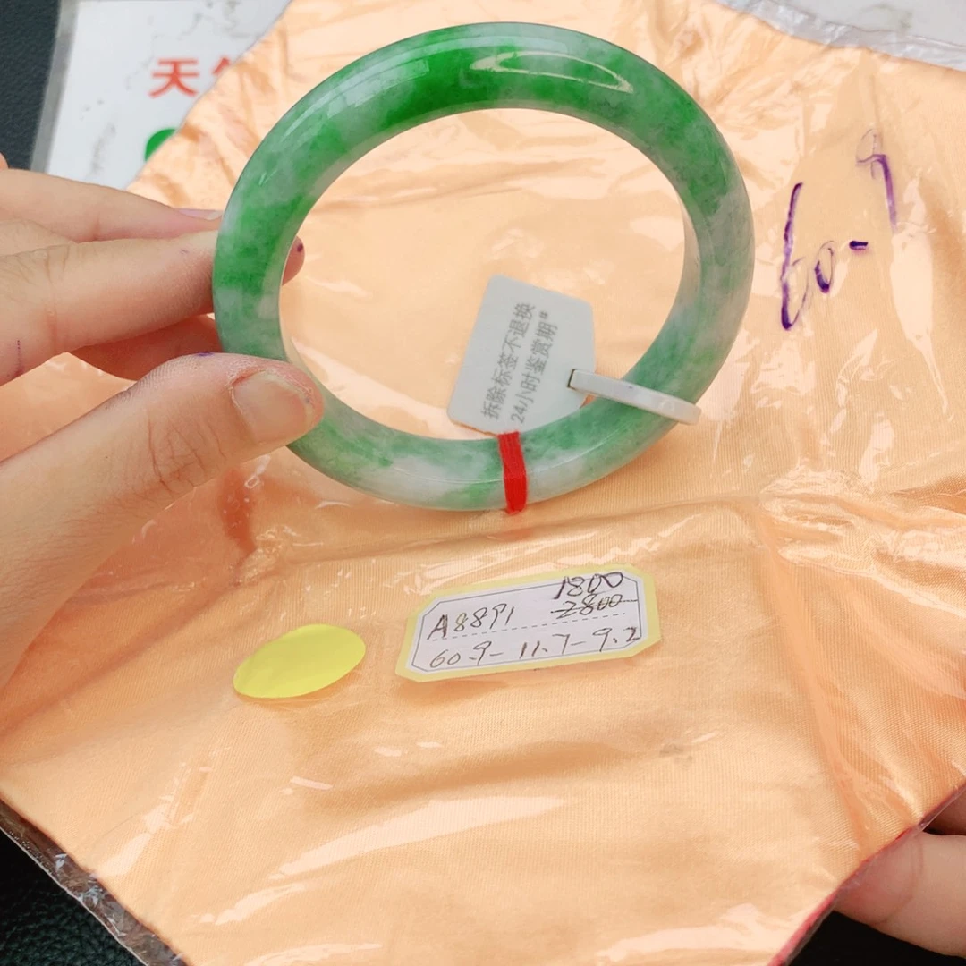 翡翠手镯未镶嵌翡翠