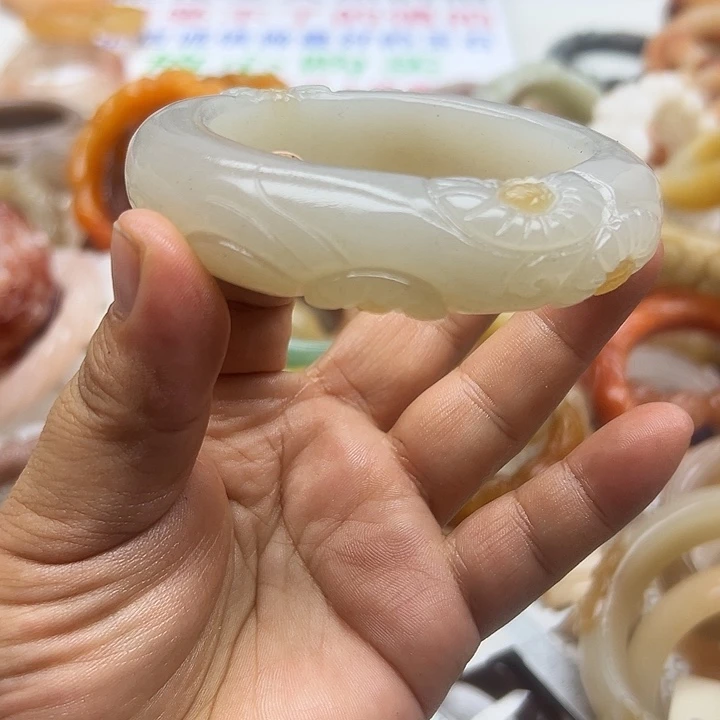 未镶嵌手镯石英岩玉朵*