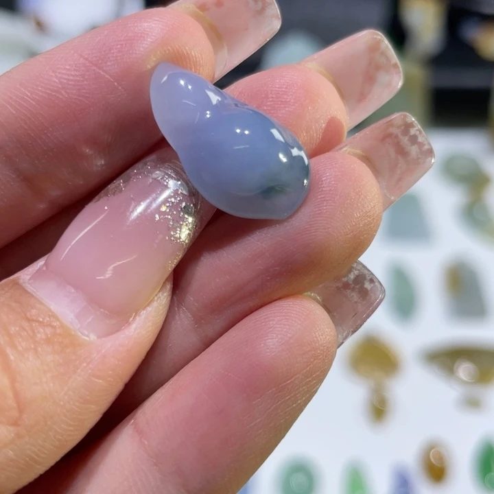 翡翠未镶嵌颈饰随形