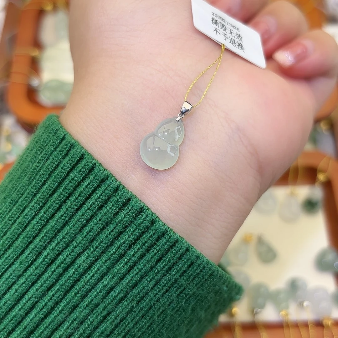 翡翠18K金镶嵌颈饰葫芦