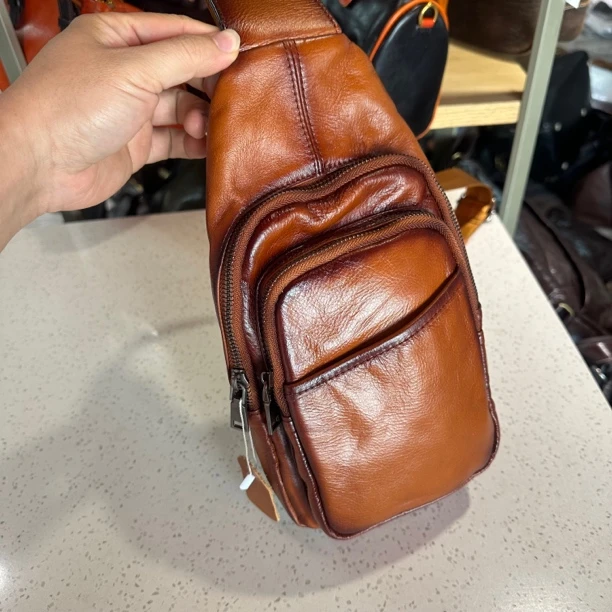 男士头层牛皮 复古胸包 百搭真皮