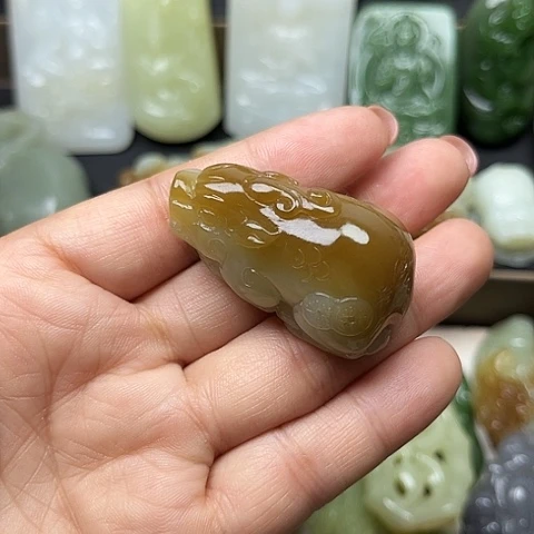 颈饰未镶嵌和田玉云**心