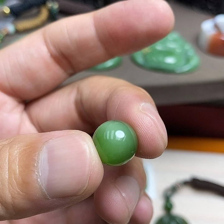 颈饰未镶嵌和田玉（碧玉）