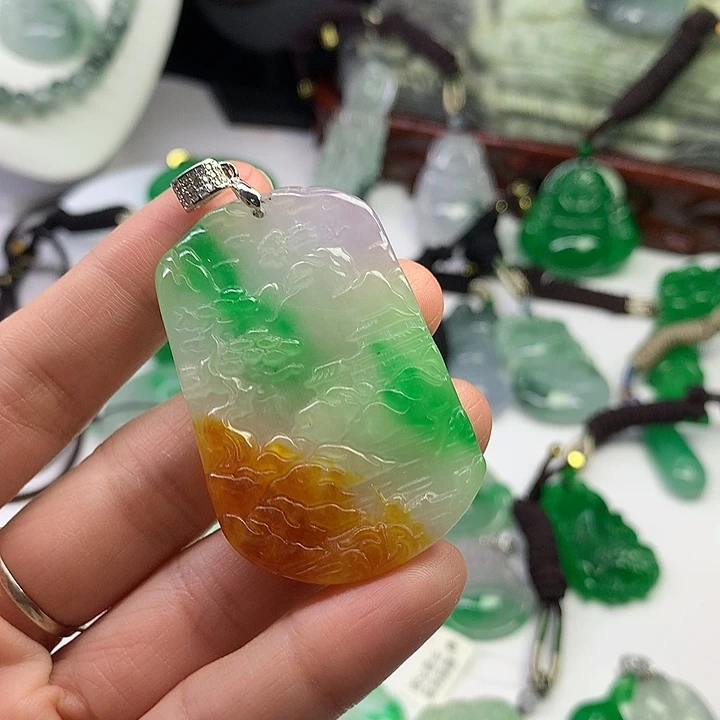 翡翠未镶嵌吊坠(赠链)