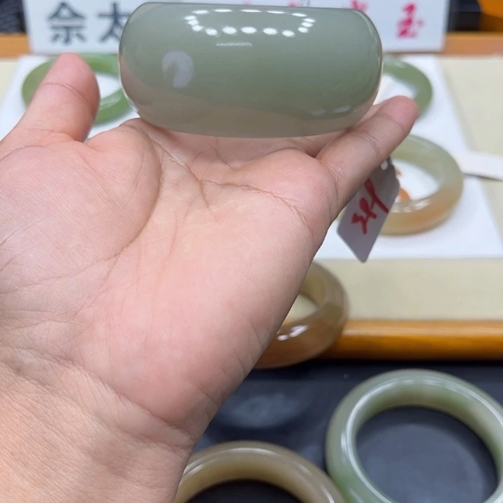 未镶嵌手镯石英质玉恩**?
