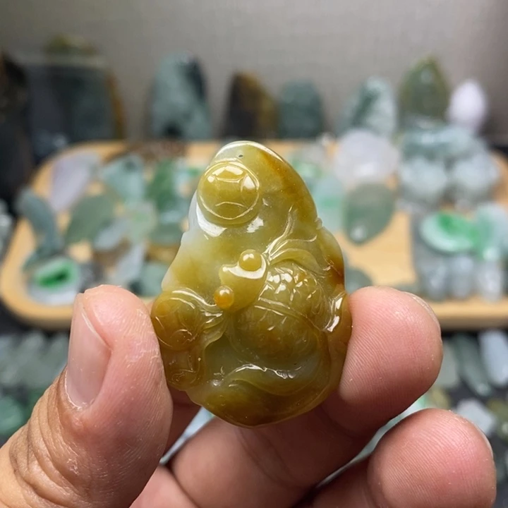 翡翠未镶嵌颈饰鱼